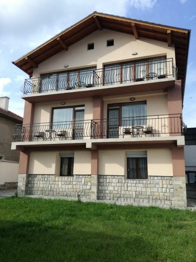 Къща Генчеви Hotel Sarnitsa Exterior photo